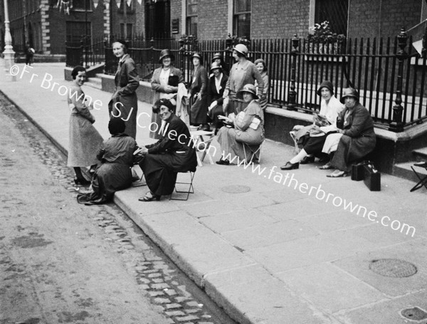 PAVEMENT GROUP AT MOUNT STREET, WITH ST  STEPHEN'S (PEPPER POT) CHURCH